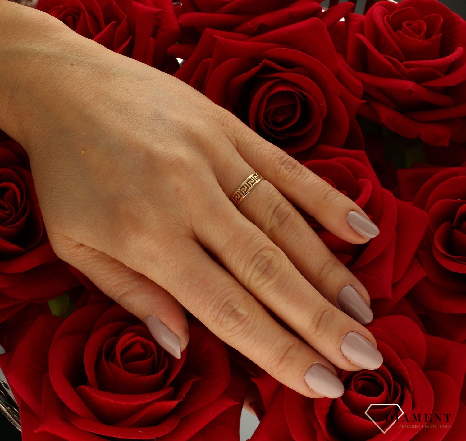 Złoty pierścionek 585 obrączka wzór grecki rozmiar 10 PI 4554 to złoty damski pierścionek wykonany z wysokiej próby złota 585. Idealna obrączka ze wzorem greckim nadaje pierścionkowi nowoczesnego wyglądu (4).jpg